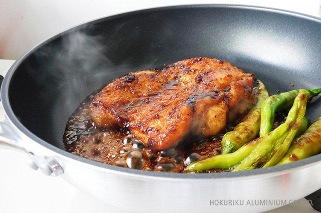 熱ムラなく焼けるフライパンでチキンステーキを調理