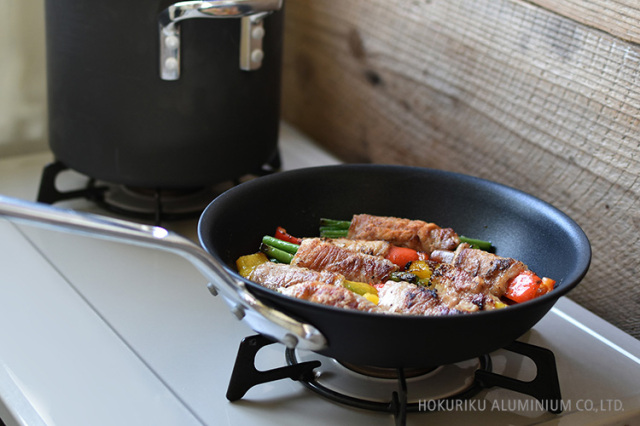 プログレースのフライパンで野菜の肉巻きを調理